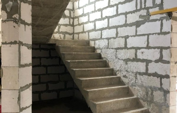 Возведение бетонной лестница на второй этаж